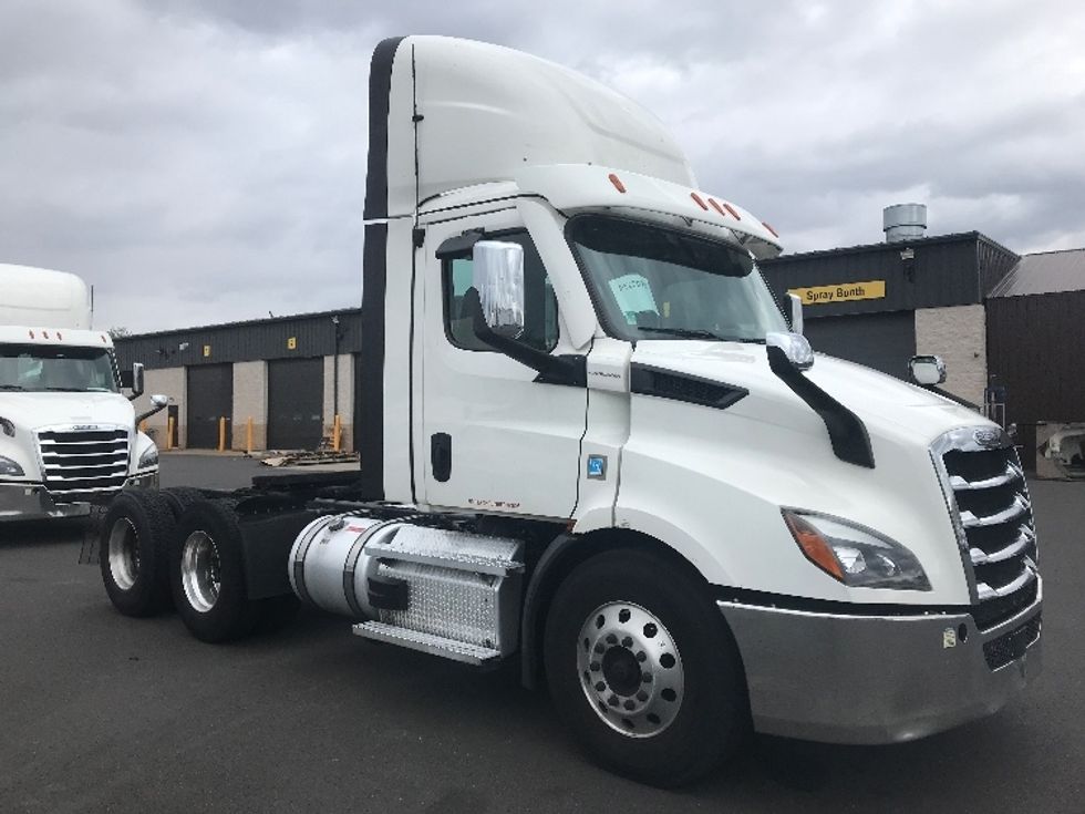 Day Cab Tractor-Heavy Duty Tractors-Freightliner-2021-T11664ST-Swedesboro-NJ-342,038\n\t\tmiles-$ 56,750 - Image 1