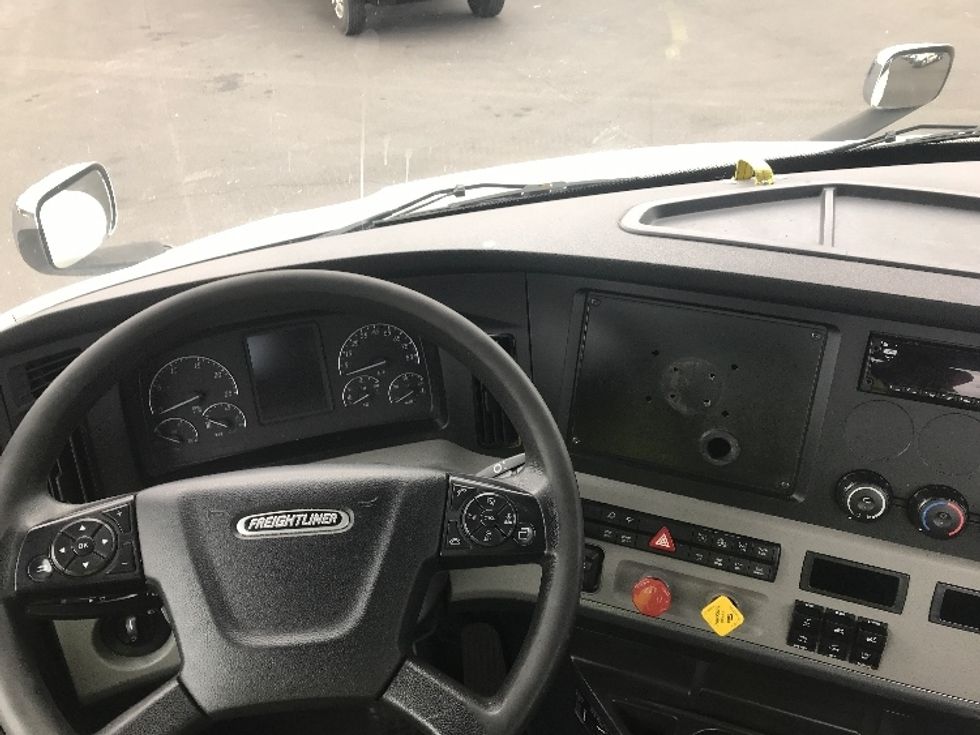 Day Cab Tractor-Heavy Duty Tractors-Freightliner-2021-T11664ST-Swedesboro-NJ-342,038\n\t\tmiles-$ 56,750 - Image 11