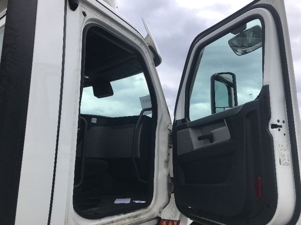 Day Cab Tractor-Heavy Duty Tractors-Freightliner-2021-T11664ST-Swedesboro-NJ-342,038\n\t\tmiles-$ 56,750 - Image 12