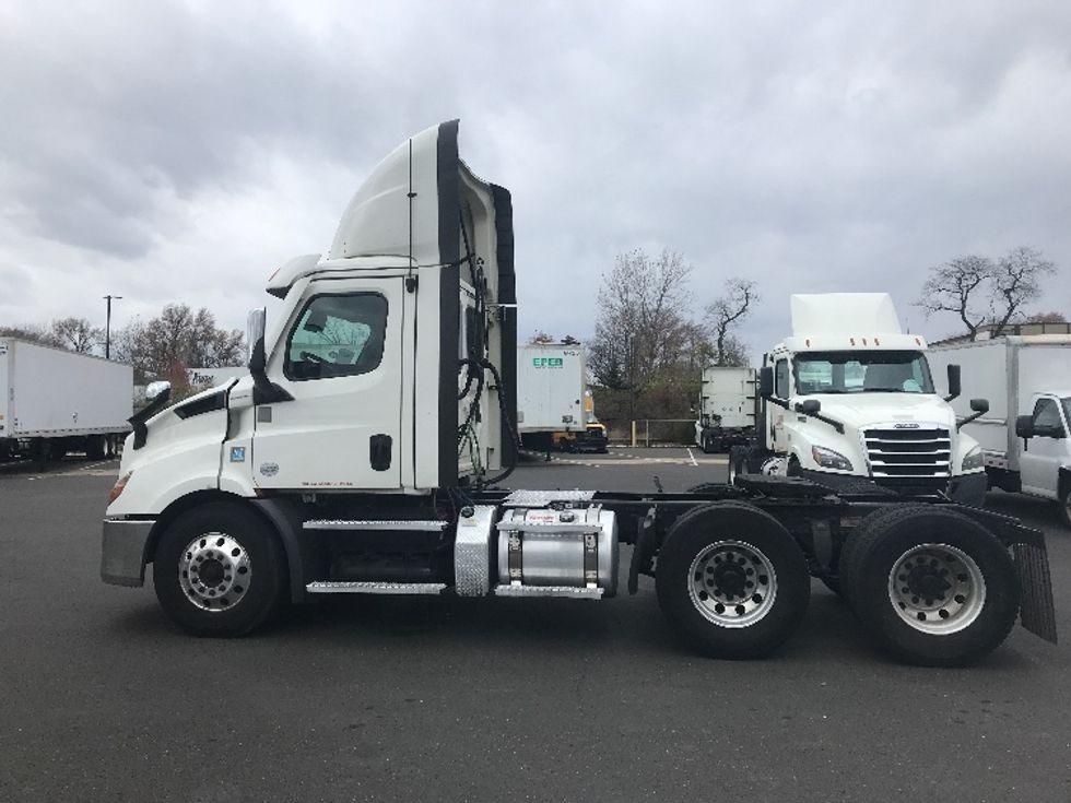 Day Cab Tractor-Heavy Duty Tractors-Freightliner-2021-T11664ST-Swedesboro-NJ-342,038\n\t\tmiles-$ 56,750 - Image 4