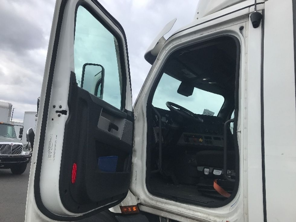 Day Cab Tractor-Heavy Duty Tractors-Freightliner-2021-T11664ST-Swedesboro-NJ-342,038\n\t\tmiles-$ 56,750 - Image 9