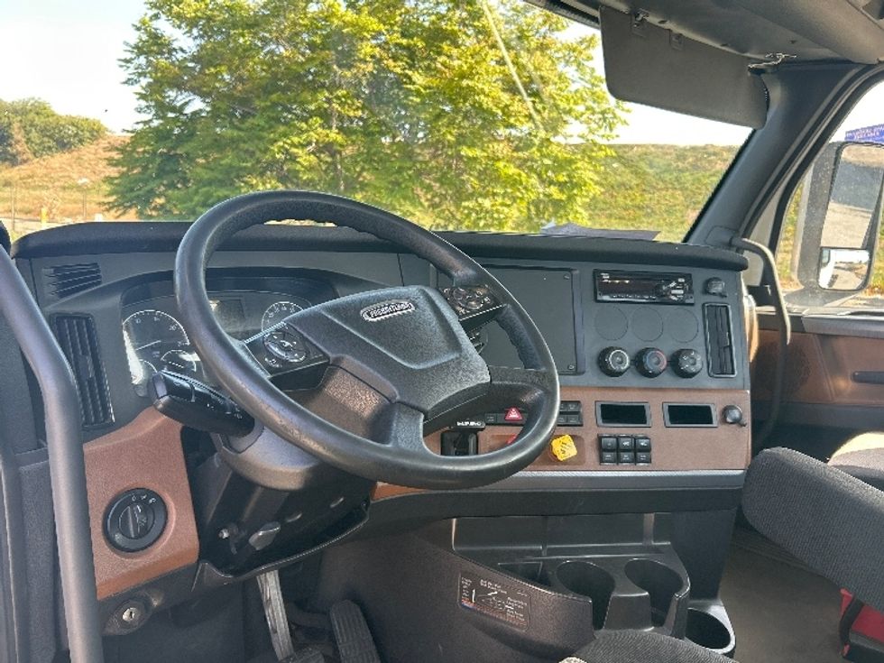 Day Cab Tractor-Heavy Duty Tractors-Freightliner-2021-T11664ST-Torrance-CA-146,414\n\t\tmiles-$ 76,750 - Image 10