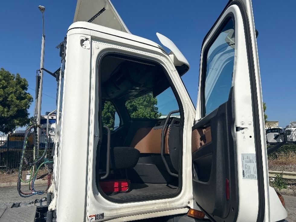 Day Cab Tractor-Heavy Duty Tractors-Freightliner-2021-T11664ST-Torrance-CA-146,414\n\t\tmiles-$ 76,750 - Image 12