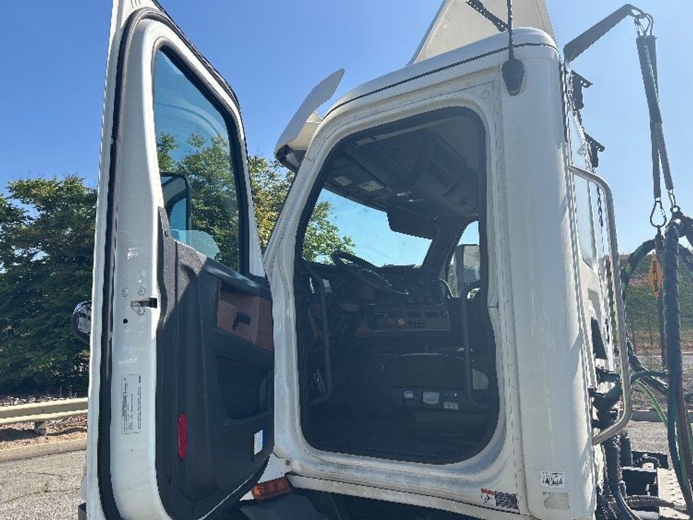 Day Cab Tractor-Heavy Duty Tractors-Freightliner-2021-T11664ST-Torrance-CA-146,414\n\t\tmiles-$ 76,750 - Image 9