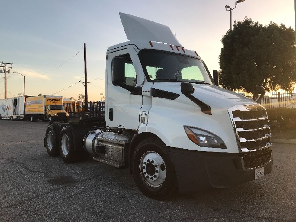 Day Cab Tractor-Heavy Duty Tractors-Freightliner-2021-T11664ST-Torrance-CA-242,157\n\t\tmiles-$ 67,750 - Image 1