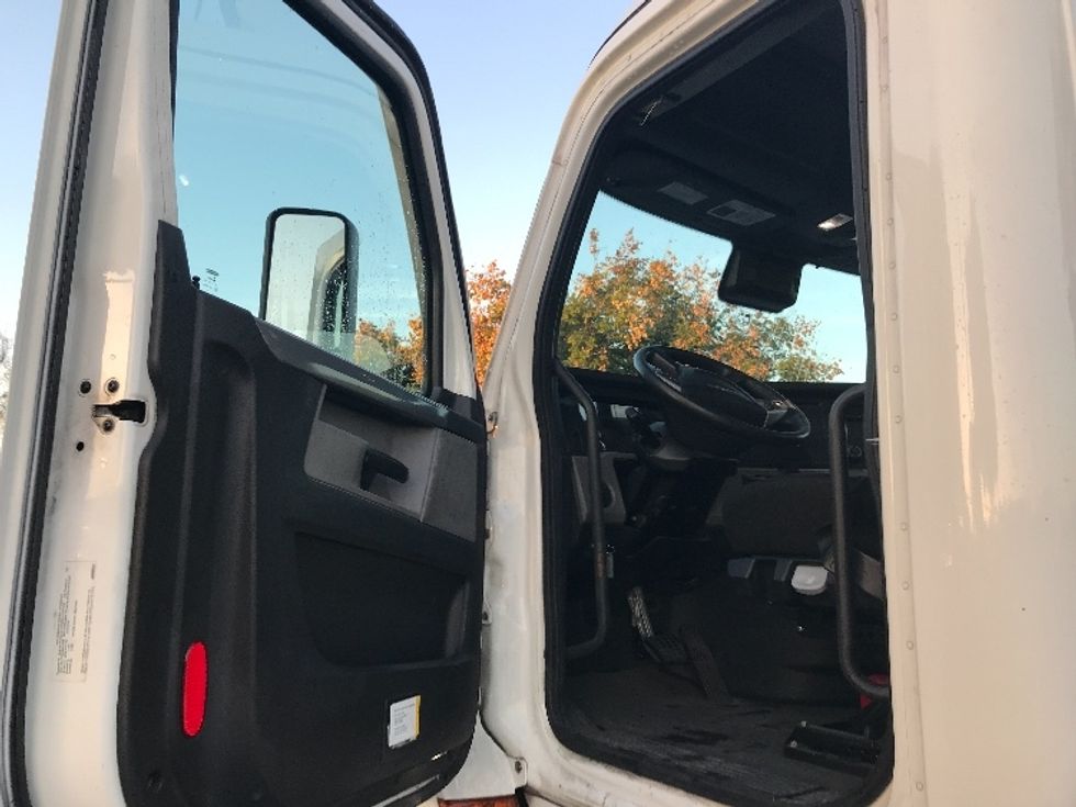 Day Cab Tractor-Heavy Duty Tractors-Freightliner-2021-T11664ST-Torrance-CA-242,157\n\t\tmiles-$ 67,750 - Image 9