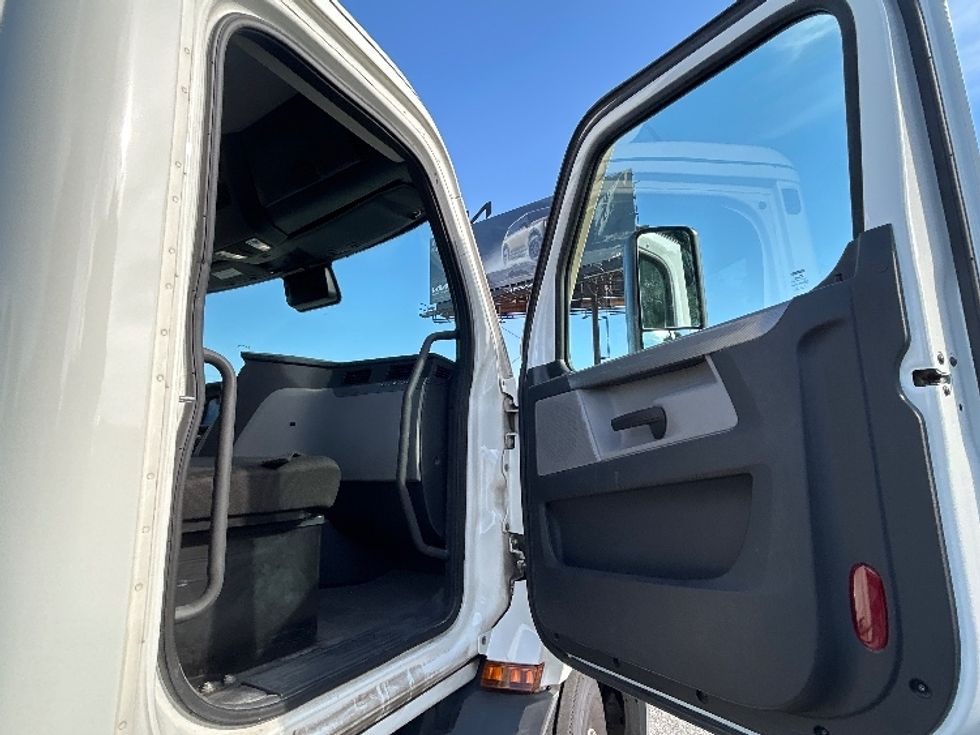 Day Cab Tractor-Heavy Duty Tractors-Freightliner-2021-T11664ST-Torrance-CA-251,796\n\t\tmiles-$ 64,500 - Image 12