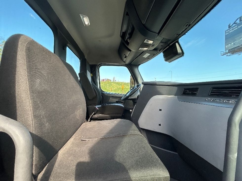 Day Cab Tractor-Heavy Duty Tractors-Freightliner-2021-T11664ST-Torrance-CA-251,796\n\t\tmiles-$ 64,500 - Image 14