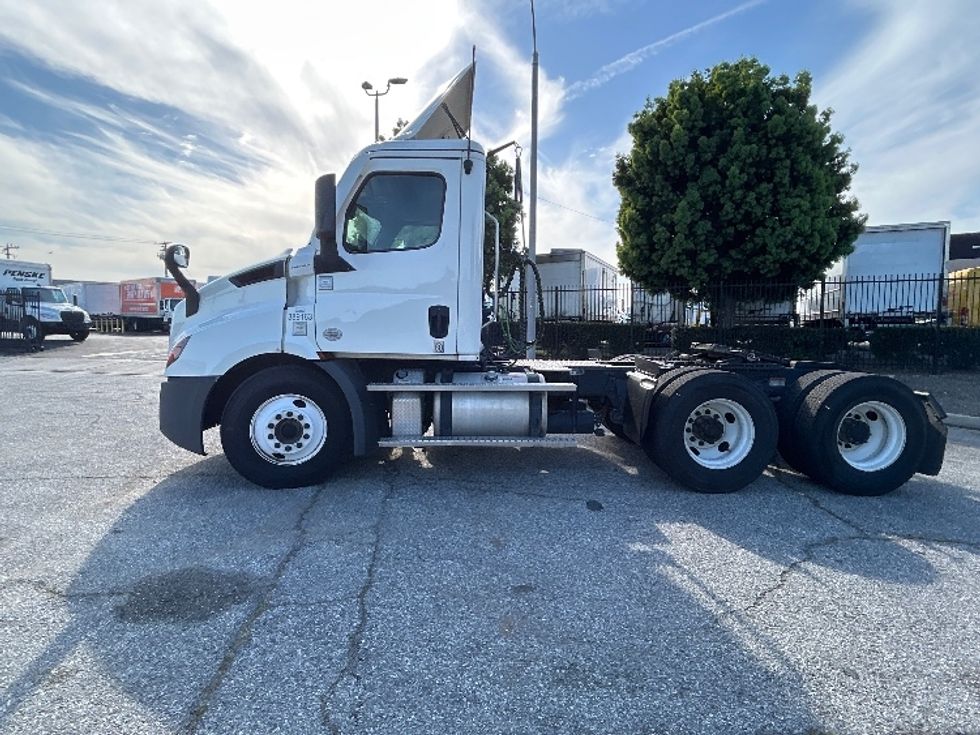 Day Cab Tractor-Heavy Duty Tractors-Freightliner-2021-T11664ST-Torrance-CA-251,796\n\t\tmiles-$ 64,500 - Image 4