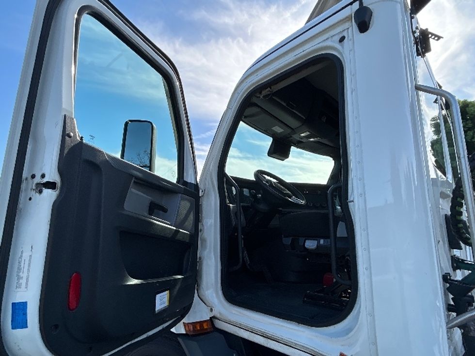 Day Cab Tractor-Heavy Duty Tractors-Freightliner-2021-T11664ST-Torrance-CA-251,796\n\t\tmiles-$ 64,500 - Image 9