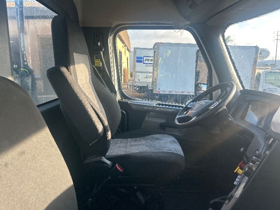 Day Cab Tractor-Heavy Duty Tractors-Freightliner-2021-T11664ST-Torrance-CA-291,836\n\t\tmiles-$ 54,000 - Image 14