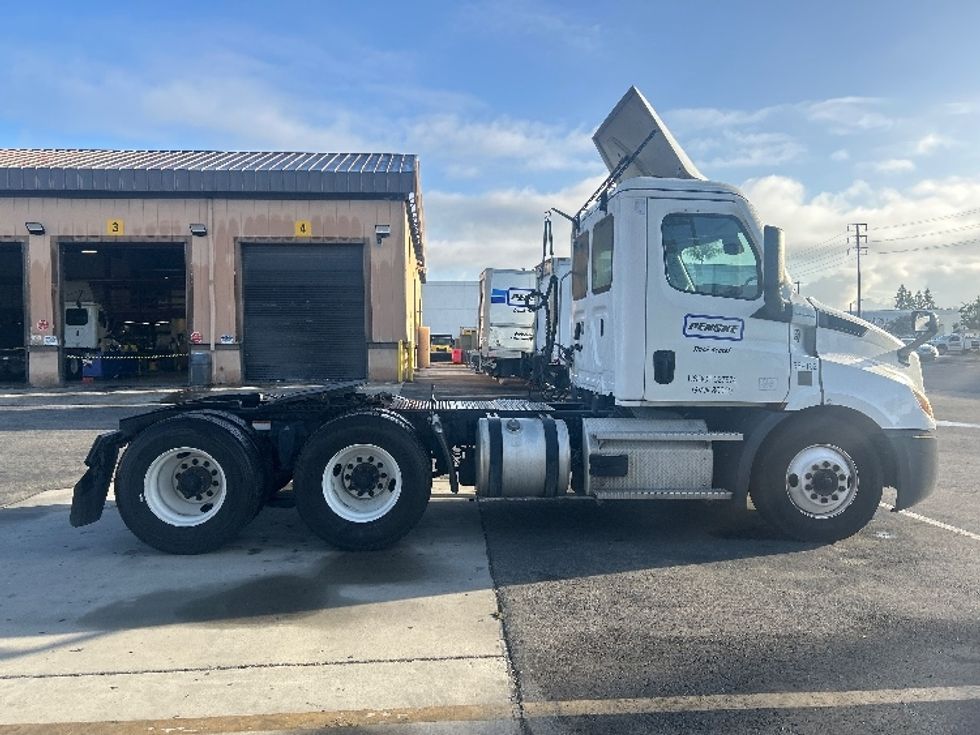 Day Cab Tractor-Heavy Duty Tractors-Freightliner-2021-T11664ST-Torrance-CA-291,836\n\t\tmiles-$ 54,000 - Image 8