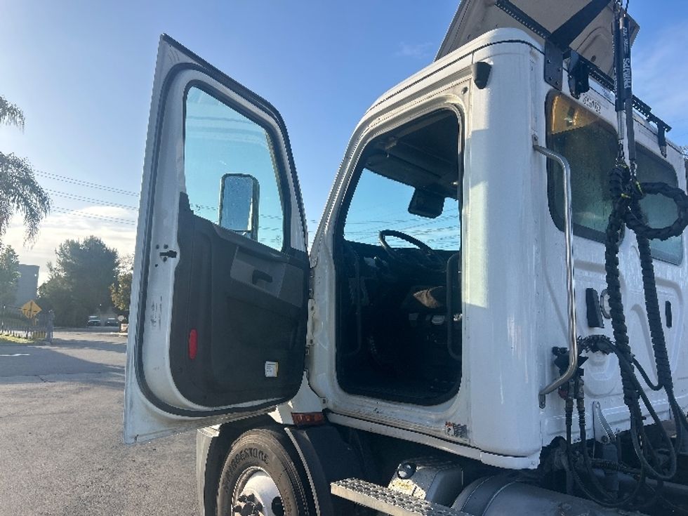 Day Cab Tractor-Heavy Duty Tractors-Freightliner-2021-T11664ST-Torrance-CA-291,836\n\t\tmiles-$ 54,000 - Image 9
