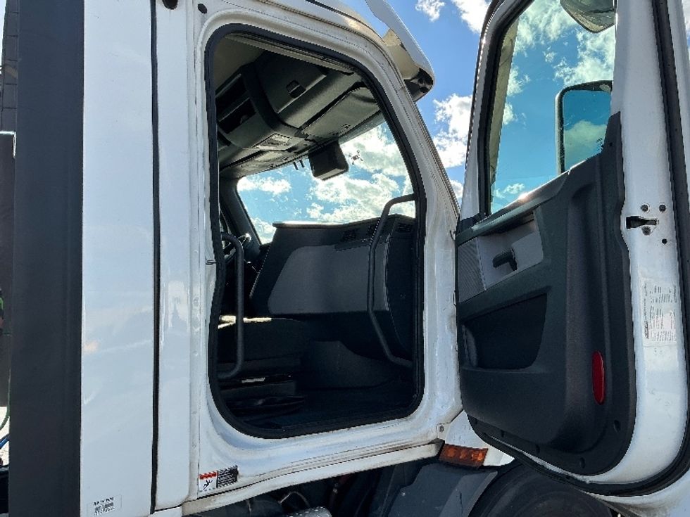 Day Cab Tractor-Heavy Duty Tractors-Freightliner-2021-T11664ST-Tulsa-OK-613,738\n\t\tmiles-$ 36,500 - Image 12