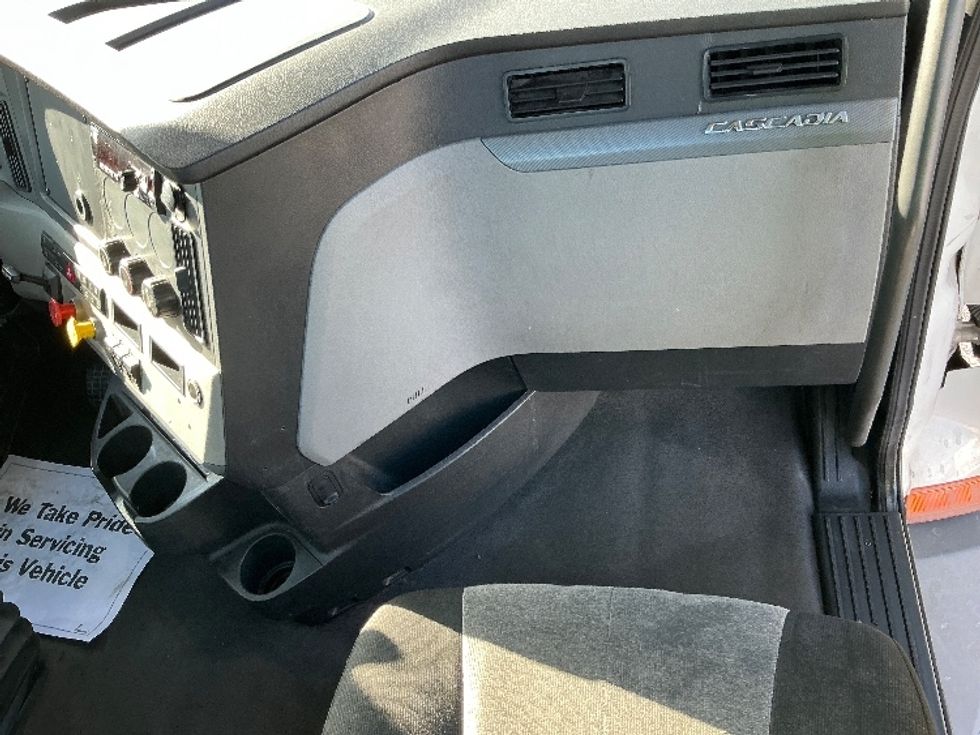 Day Cab Tractor-Heavy Duty Tractors-Freightliner-2021-T11664ST-Tulsa-OK-613,738\n\t\tmiles-$ 36,500 - Image 13