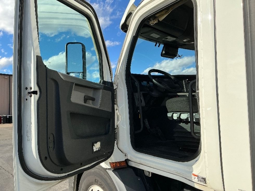 Day Cab Tractor-Heavy Duty Tractors-Freightliner-2021-T11664ST-Tulsa-OK-613,738\n\t\tmiles-$ 36,500 - Image 9