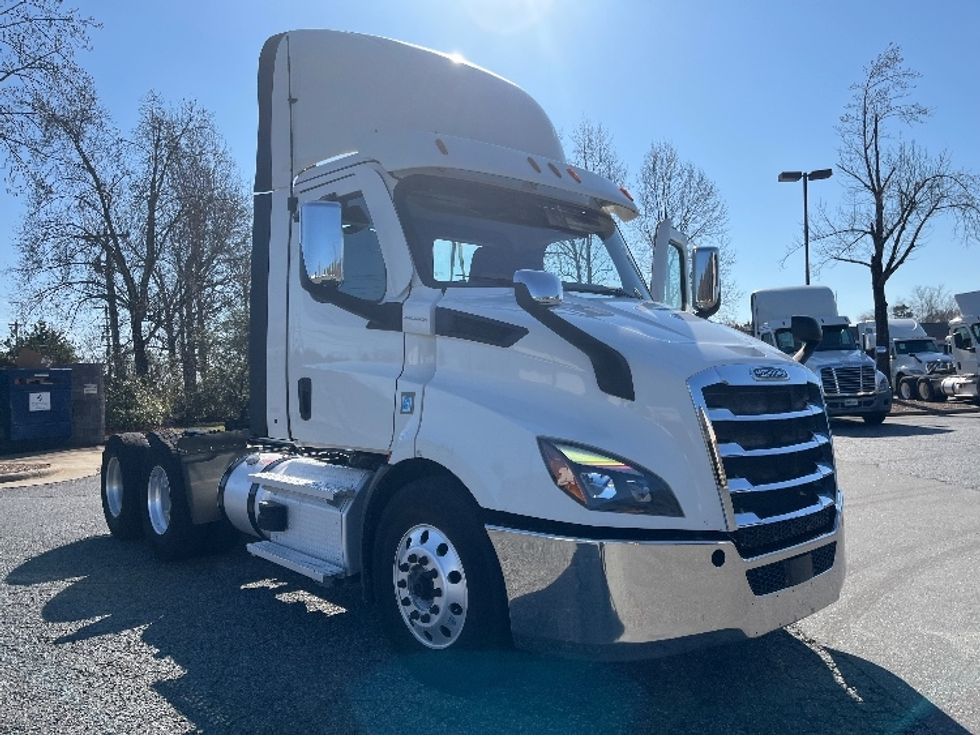Day Cab Tractor-Heavy Duty Tractors-Freightliner-2021-T11664ST-West Columbia-SC-360,531\n\t\tmiles-$ 59,000 - Image 1