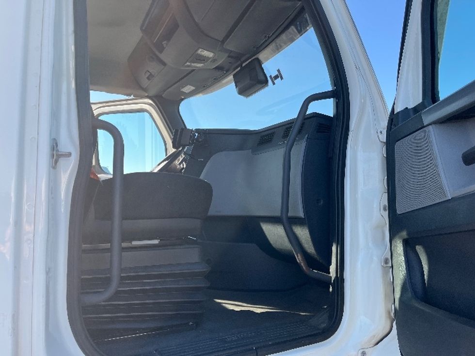 Day Cab Tractor-Heavy Duty Tractors-Freightliner-2021-T11664ST-West Columbia-SC-360,531\n\t\tmiles-$ 59,000 - Image 12