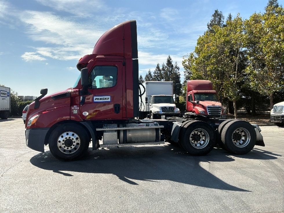 Day Cab Tractor-Heavy Duty Tractors-Freightliner-2021-T11664ST-West Sacramento-CA-146,059\n\t\tmiles-$ 72,250 - Image 4