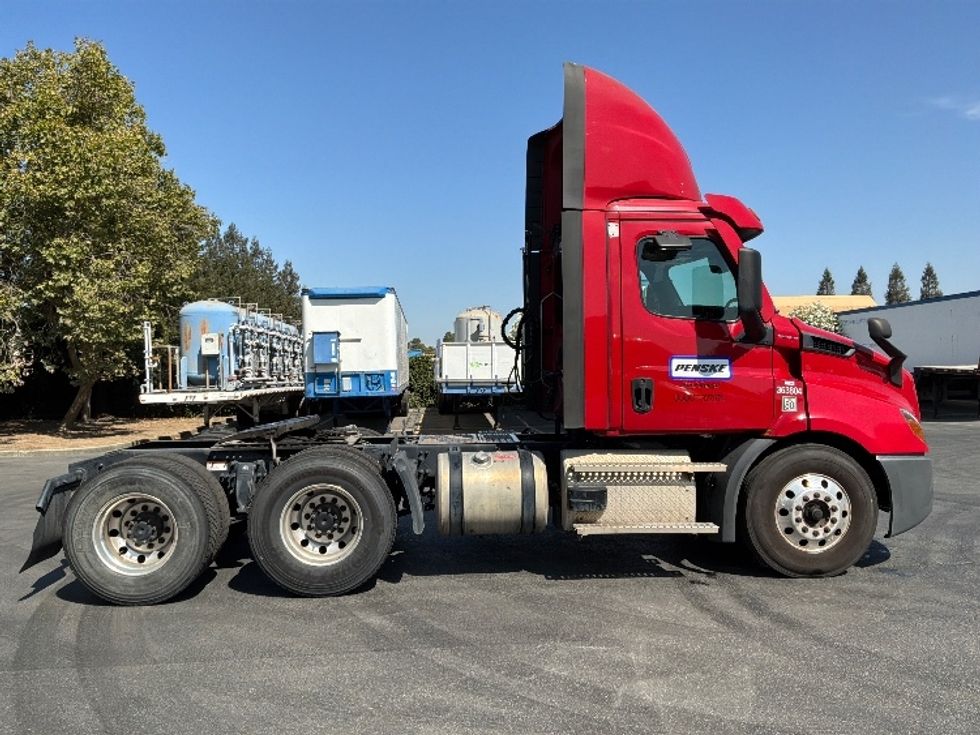 Day Cab Tractor-Heavy Duty Tractors-Freightliner-2021-T11664ST-West Sacramento-CA-146,059\n\t\tmiles-$ 72,250 - Image 8