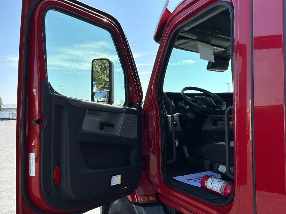 Day Cab Tractor-Heavy Duty Tractors-Freightliner-2021-T11664ST-West Sacramento-CA-146,059\n\t\tmiles-$ 72,250 - Image 9