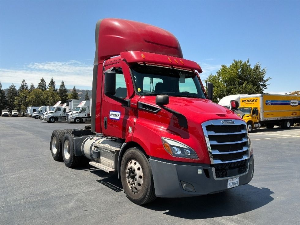 Day Cab Tractor-Heavy Duty Tractors-Freightliner-2021-T11664ST-West Sacramento-CA-167,053\n\t\tmiles-$ 71,000 - Image 1