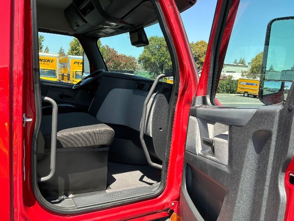 Day Cab Tractor-Heavy Duty Tractors-Freightliner-2021-T11664ST-West Sacramento-CA-167,053\n\t\tmiles-$ 71,000 - Image 12