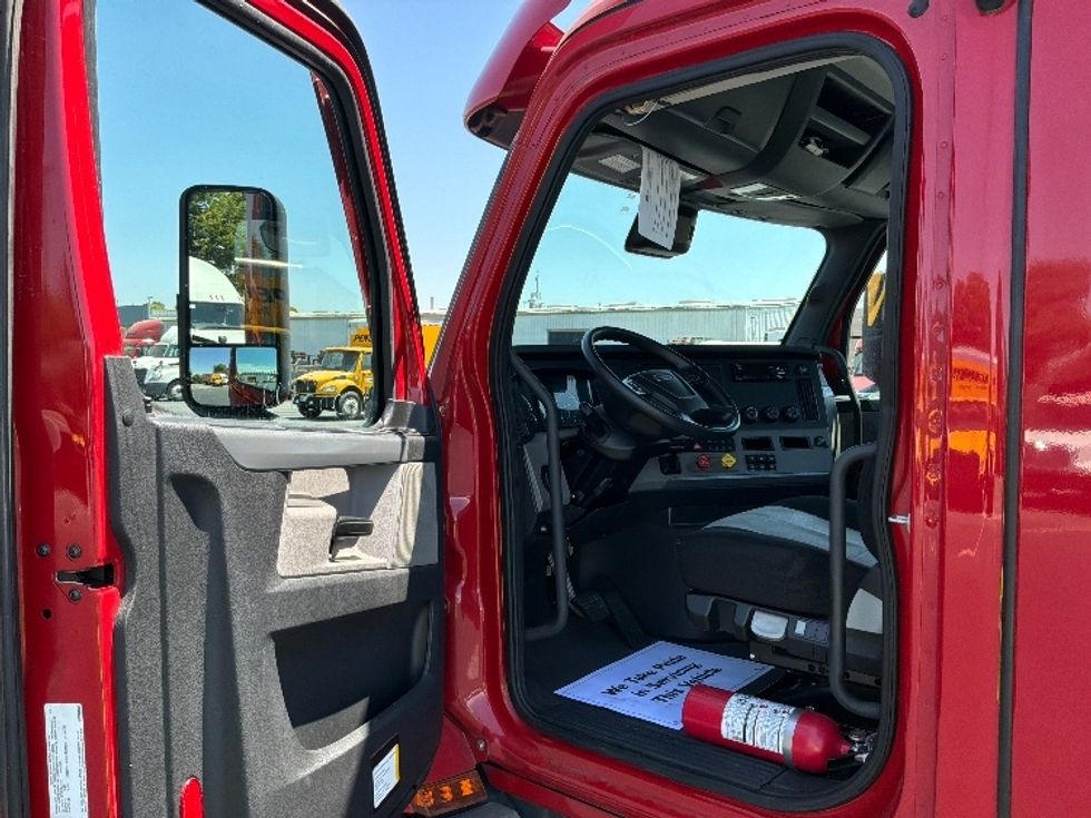 Day Cab Tractor-Heavy Duty Tractors-Freightliner-2021-T11664ST-West Sacramento-CA-167,053\n\t\tmiles-$ 71,000 - Image 9