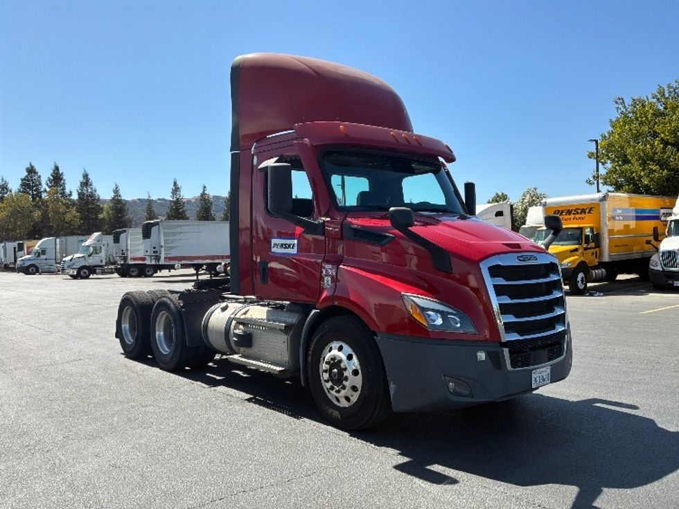 Day Cab Tractor-Heavy Duty Tractors-Freightliner-2021-T11664ST-West Sacramento-CA-177,985\n\t\tmiles-$ 70,750 - Image 1
