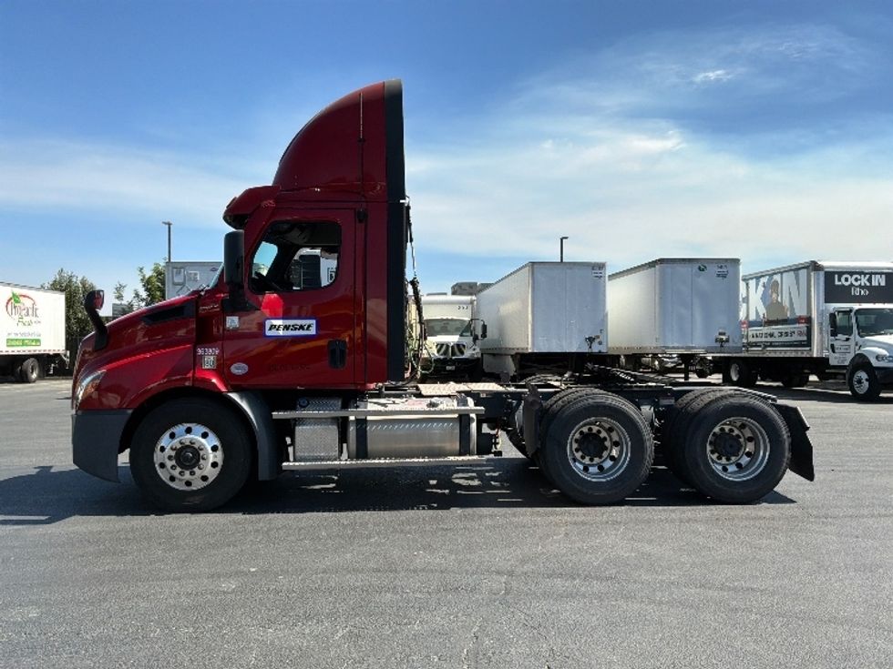 Day Cab Tractor-Heavy Duty Tractors-Freightliner-2021-T11664ST-West Sacramento-CA-177,985\n\t\tmiles-$ 70,750 - Image 4