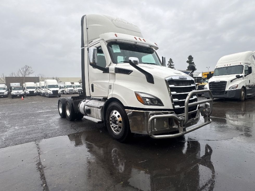 Day Cab Tractor-Heavy Duty Tractors-Freightliner-2021-T11664ST-West Sacramento-CA-558,278\n\t\tmiles-$ 41,000 - Image 1