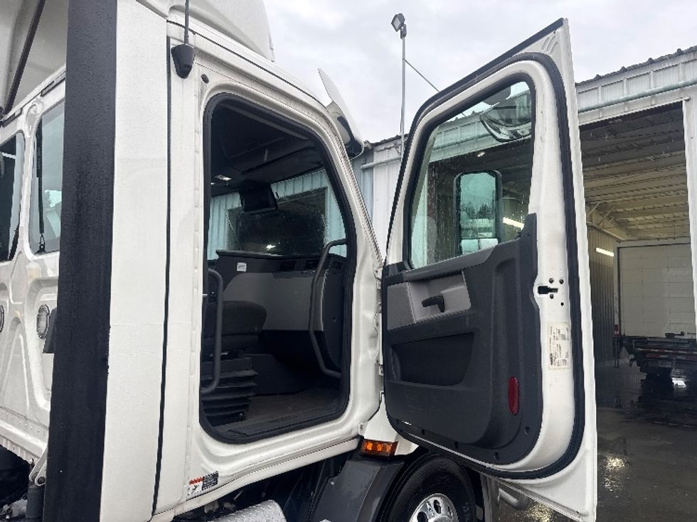 Day Cab Tractor-Heavy Duty Tractors-Freightliner-2021-T11664ST-West Sacramento-CA-558,278\n\t\tmiles-$ 41,000 - Image 12