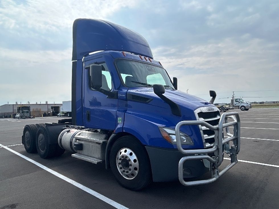 Day Cab Tractor-Heavy Duty Tractors-Freightliner-2021-T11664ST-Wichita-KS-502,568\n\t\tmiles-$ 46,750 - Image 1