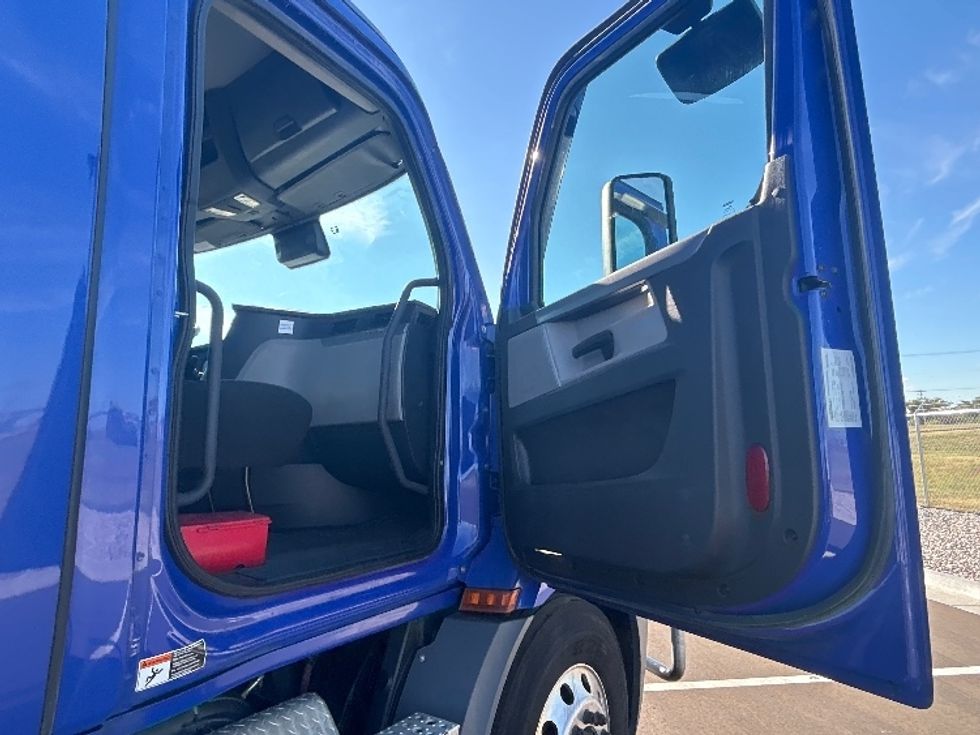 Day Cab Tractor-Heavy Duty Tractors-Freightliner-2021-T11664ST-Wichita-KS-502,568\n\t\tmiles-$ 46,750 - Image 12