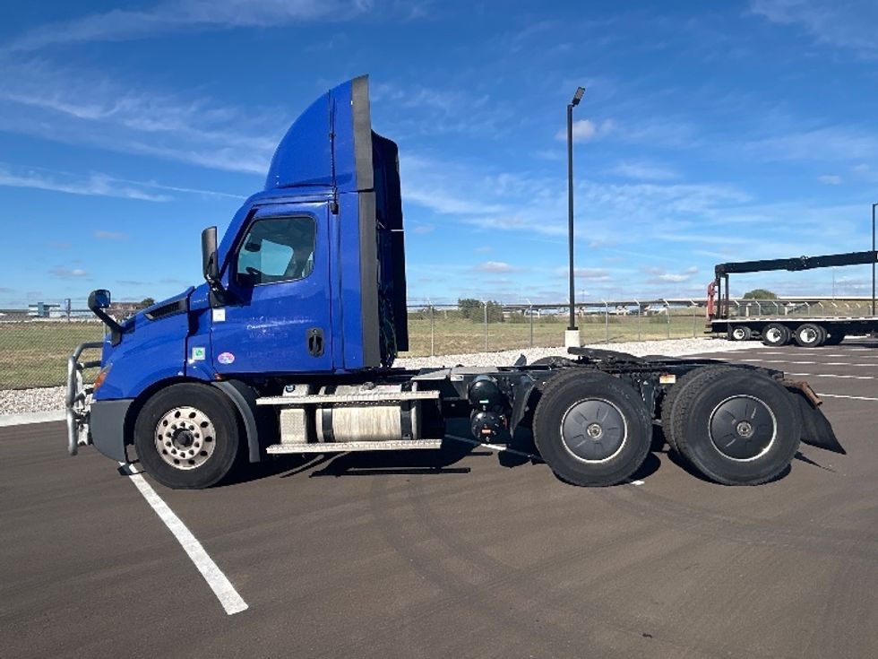 Day Cab Tractor-Heavy Duty Tractors-Freightliner-2021-T11664ST-Wichita-KS-502,568\n\t\tmiles-$ 46,750 - Image 4