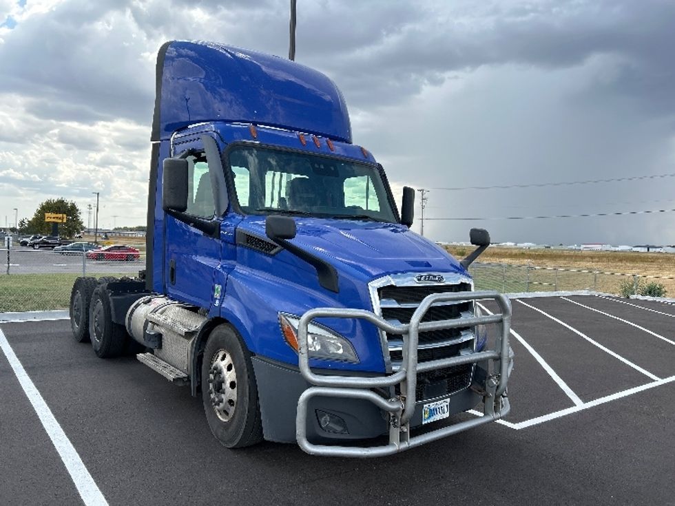 Day Cab Tractor-Heavy Duty Tractors-Freightliner-2021-T11664ST-Wichita-KS-585,555\n\t\tmiles-$ 38,000 - Image 1