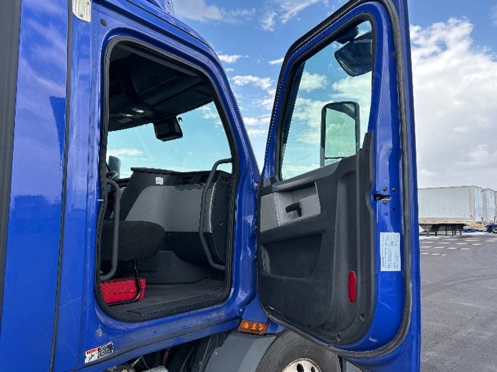 Day Cab Tractor-Heavy Duty Tractors-Freightliner-2021-T11664ST-Wichita-KS-585,555\n\t\tmiles-$ 38,000 - Image 12