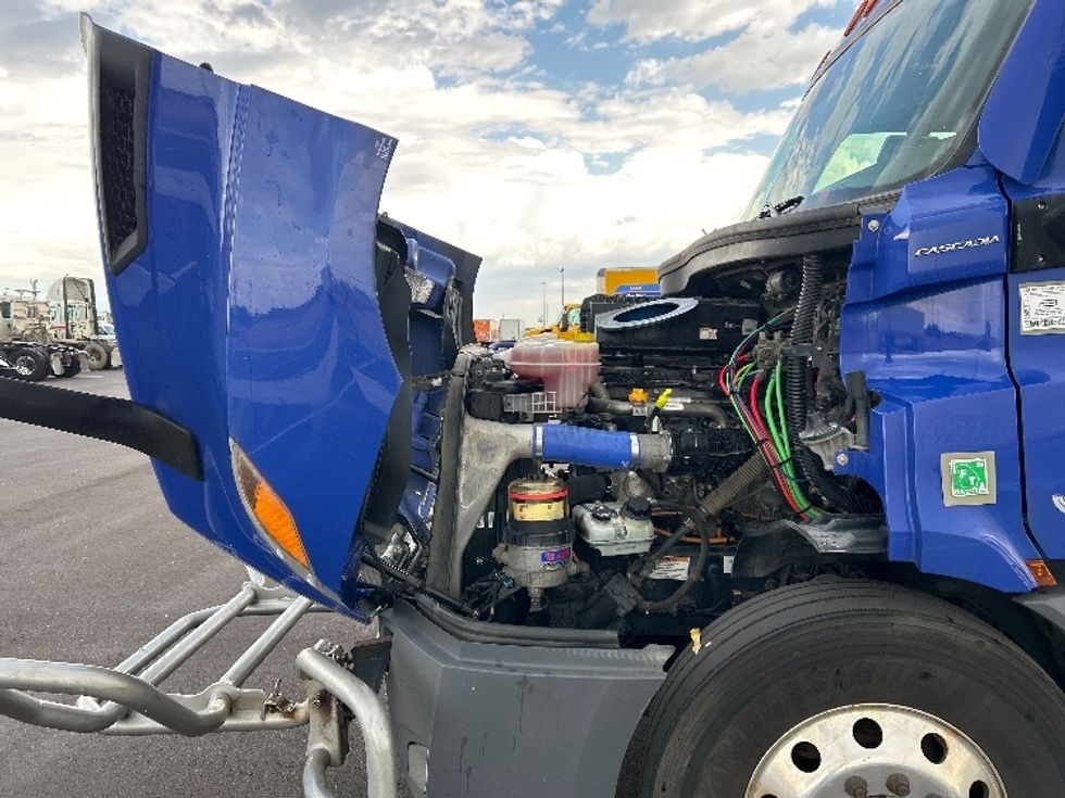Day Cab Tractor-Heavy Duty Tractors-Freightliner-2021-T11664ST-Wichita-KS-585,555\n\t\tmiles-$ 38,000 - Image 16