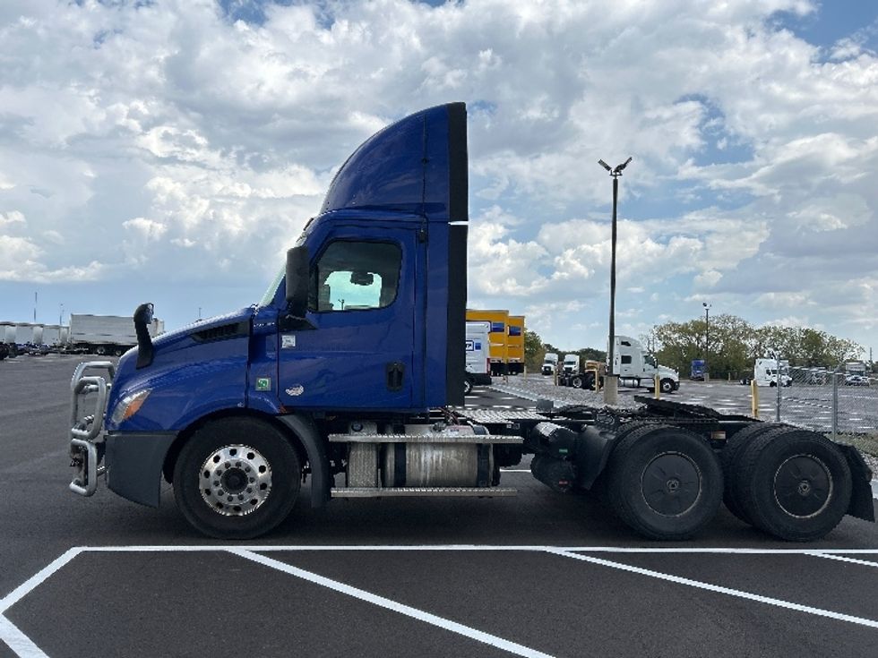 Day Cab Tractor-Heavy Duty Tractors-Freightliner-2021-T11664ST-Wichita-KS-585,555\n\t\tmiles-$ 38,000 - Image 4