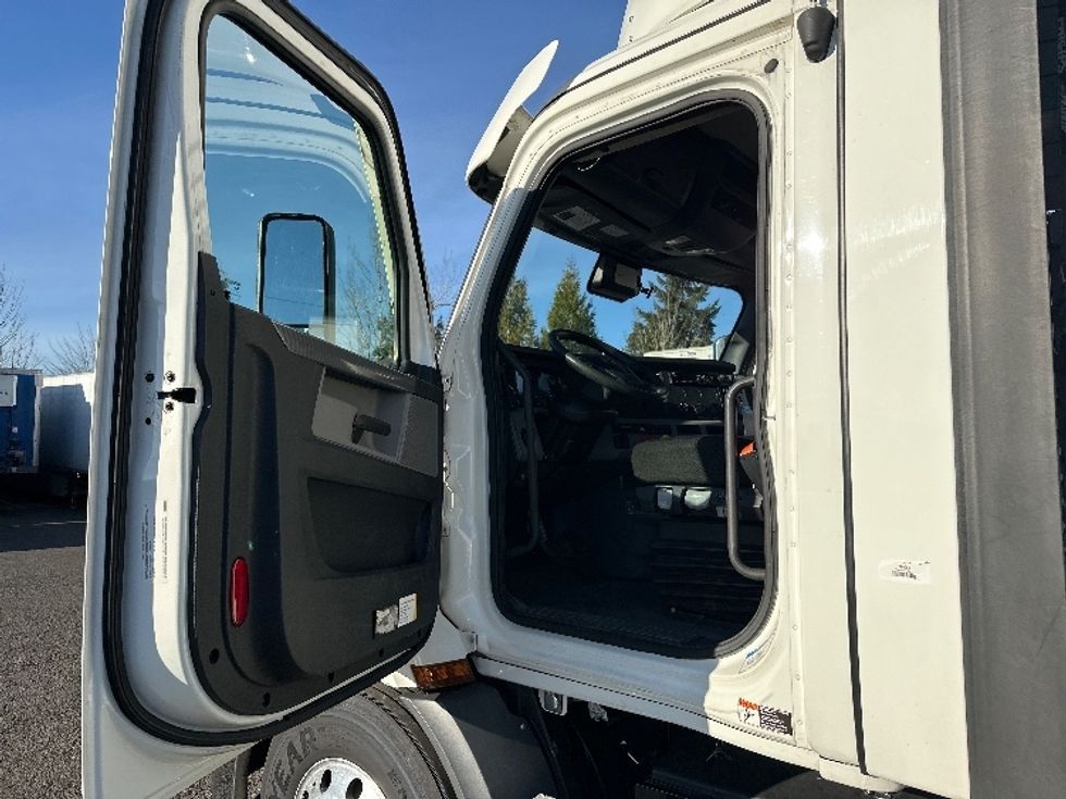 Day Cab Tractor-Heavy Duty Tractors-Freightliner-2021-T11664ST-Wilsonville-OR-466,338\n\t\tmiles-$ 50,500 - Image 9