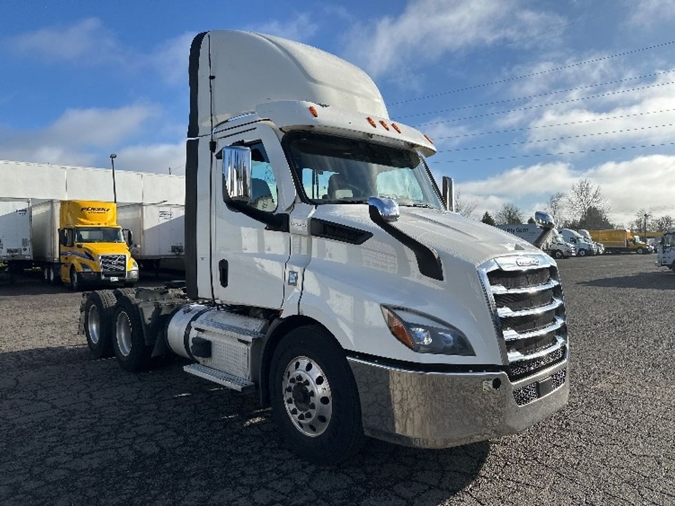 Day Cab Tractor-Heavy Duty Tractors-Freightliner-2021-T11664ST-Wilsonville-OR-481,109\n\t\tmiles-$ 49,000 - Image 1