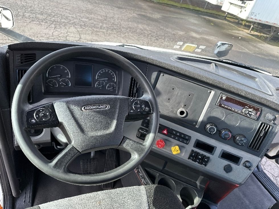 Day Cab Tractor-Heavy Duty Tractors-Freightliner-2021-T11664ST-Wilsonville-OR-481,109\n\t\tmiles-$ 49,000 - Image 11