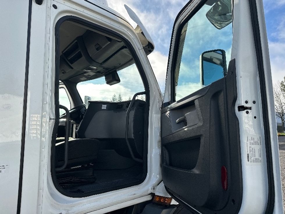 Day Cab Tractor-Heavy Duty Tractors-Freightliner-2021-T11664ST-Wilsonville-OR-481,109\n\t\tmiles-$ 49,000 - Image 12