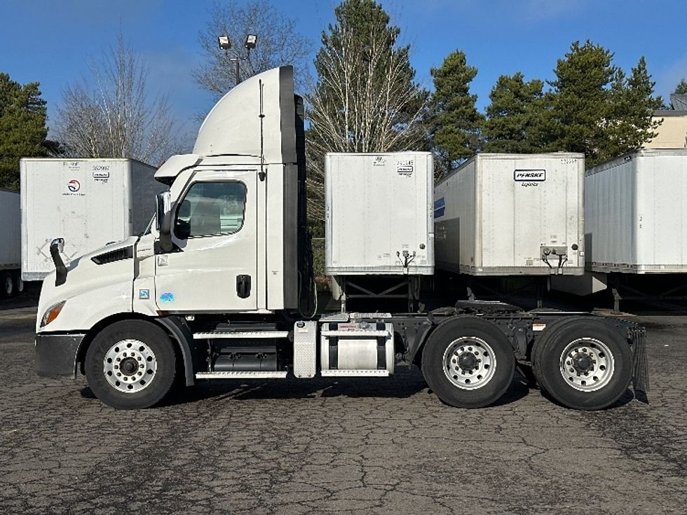 Day Cab Tractor-Heavy Duty Tractors-Freightliner-2021-T11664ST-Wilsonville-OR-481,109\n\t\tmiles-$ 49,000 - Image 4