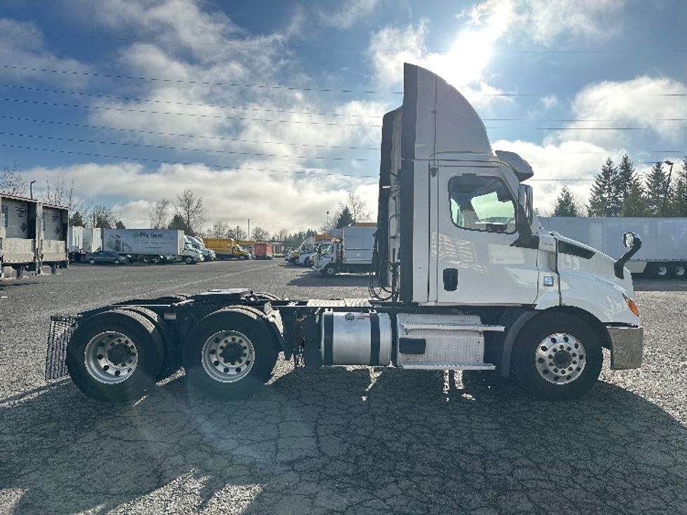 Day Cab Tractor-Heavy Duty Tractors-Freightliner-2021-T11664ST-Wilsonville-OR-481,109\n\t\tmiles-$ 49,000 - Image 8