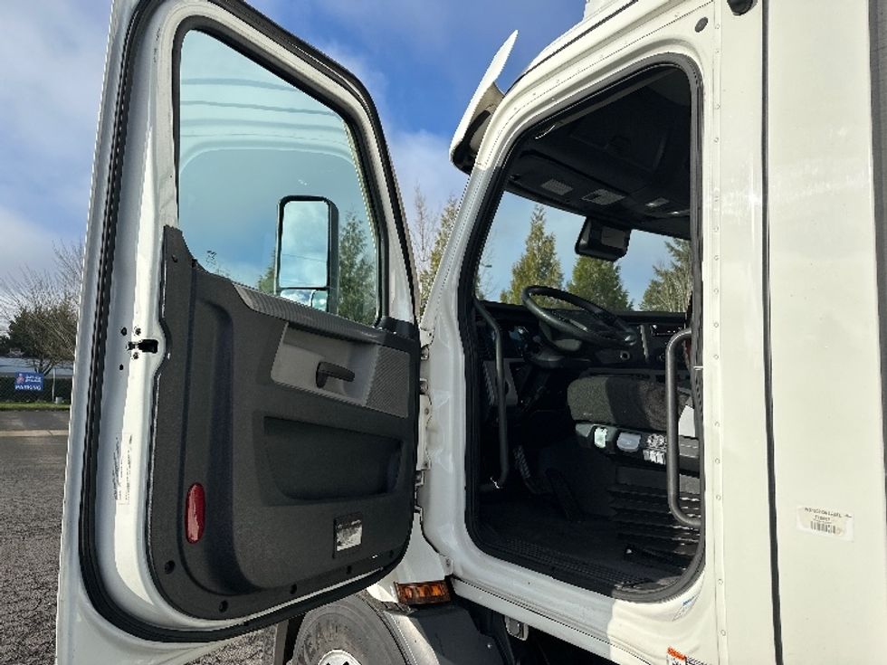 Day Cab Tractor-Heavy Duty Tractors-Freightliner-2021-T11664ST-Wilsonville-OR-481,109\n\t\tmiles-$ 49,000 - Image 9