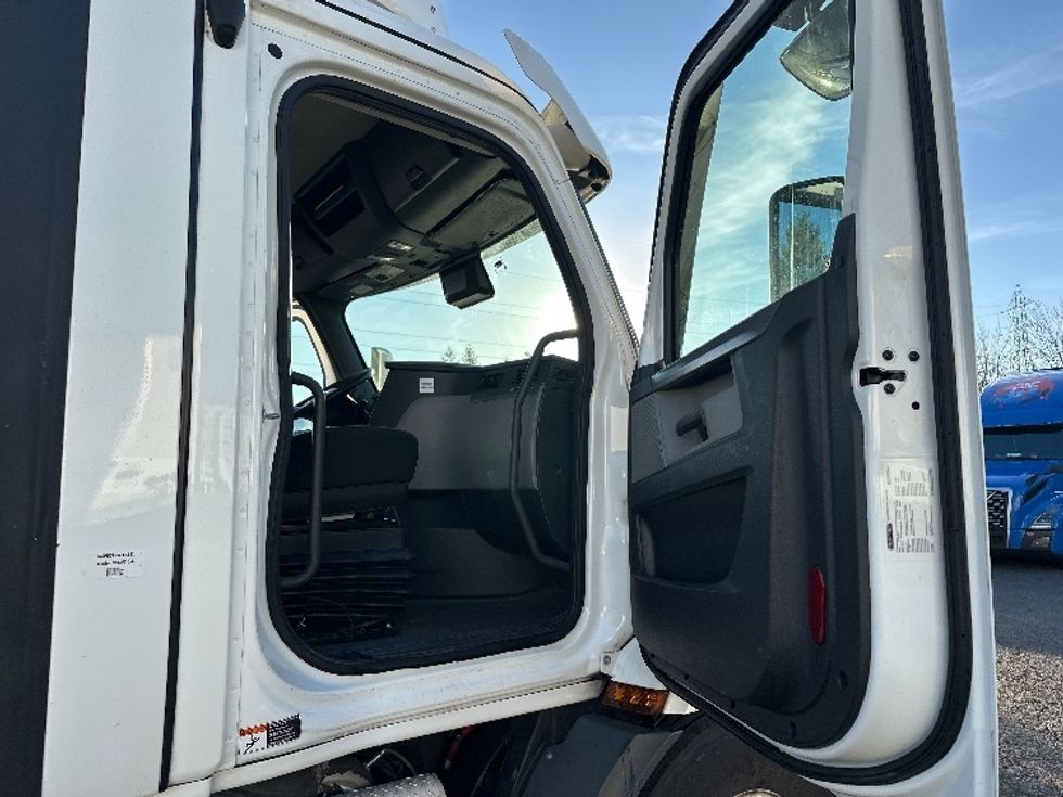 Day Cab Tractor-Heavy Duty Tractors-Freightliner-2021-T11664ST-Wilsonville-OR-536,091\n\t\tmiles-$ 43,250 - Image 12