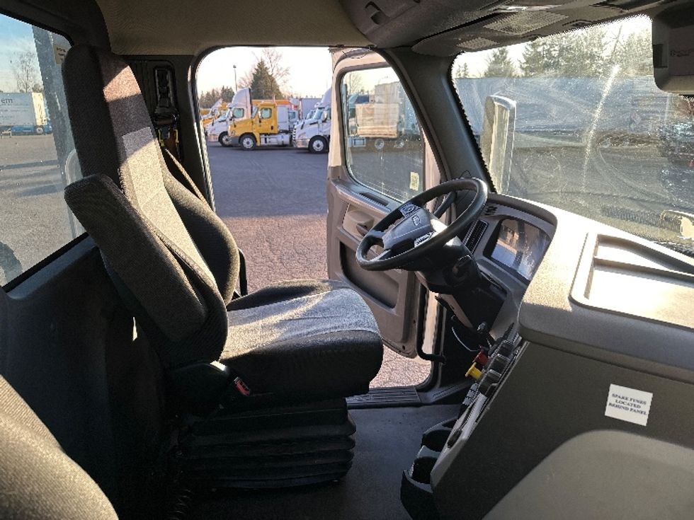 Day Cab Tractor-Heavy Duty Tractors-Freightliner-2021-T11664ST-Wilsonville-OR-536,091\n\t\tmiles-$ 43,250 - Image 14