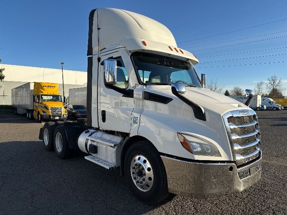 Day Cab Tractor-Heavy Duty Tractors-Freightliner-2021-T11664ST-Wilsonville-OR-555,560\n\t\tmiles-$ 41,250 - Image 1