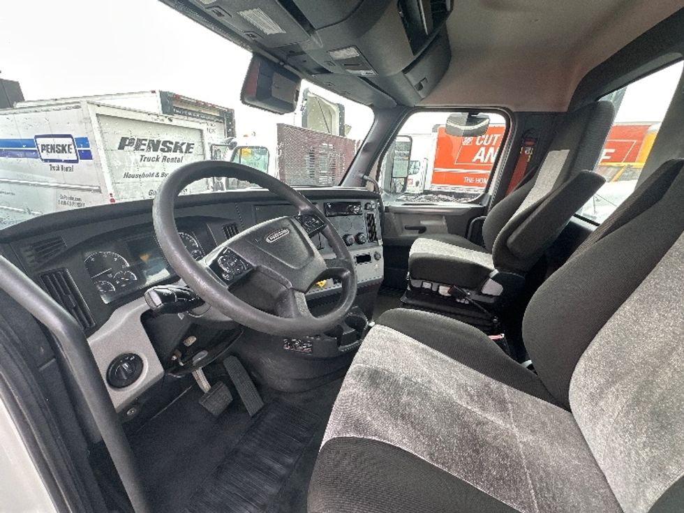 Day Cab Tractor-Heavy Duty Tractors-Freightliner-2021-T11664ST-Wilsonville-OR-555,560\n\t\tmiles-$ 41,250 - Image 10